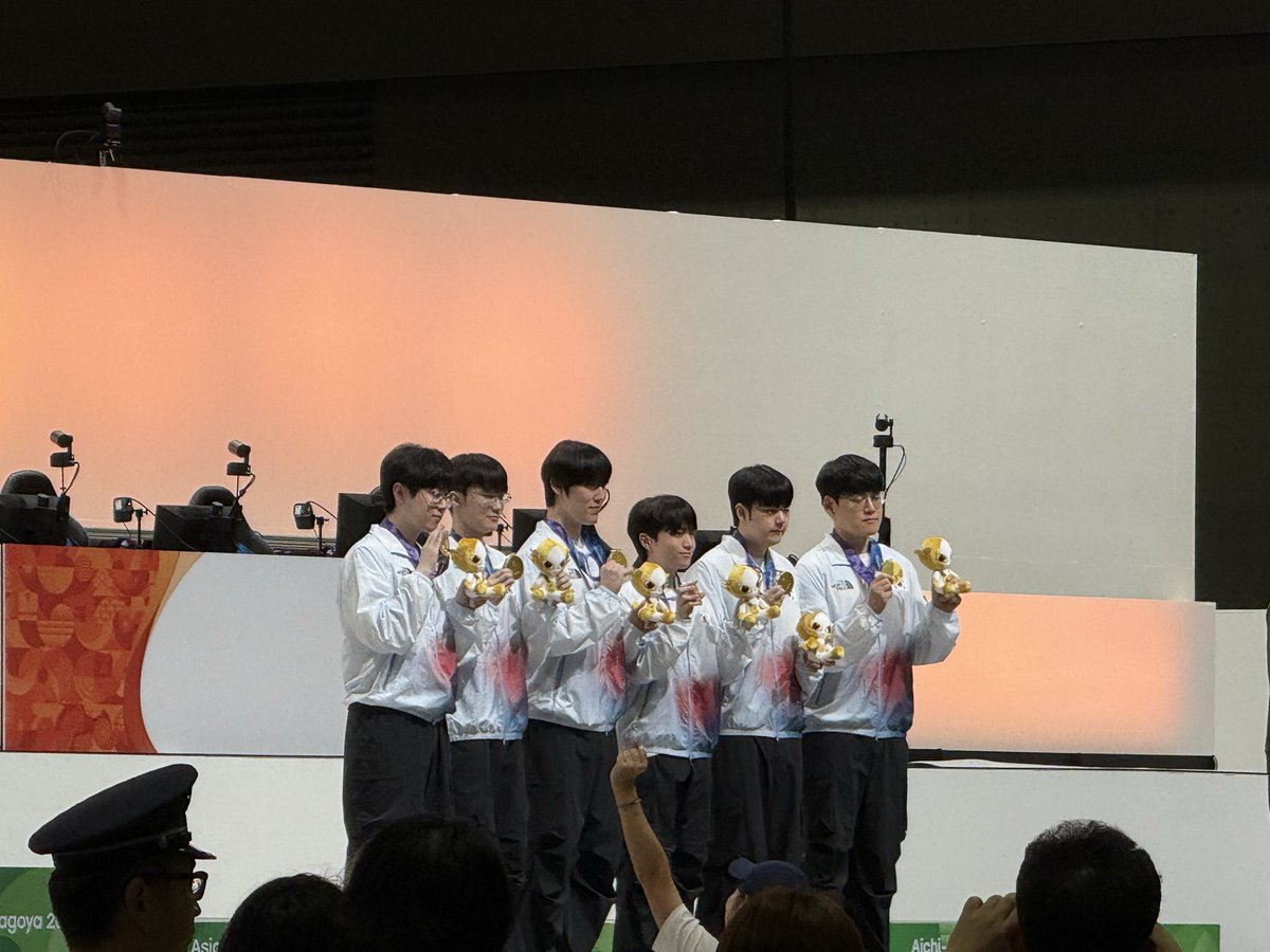 BrendanValdes's tweet photo. Team Korea. Gold again. https://t.co/jbuTX8BVEk