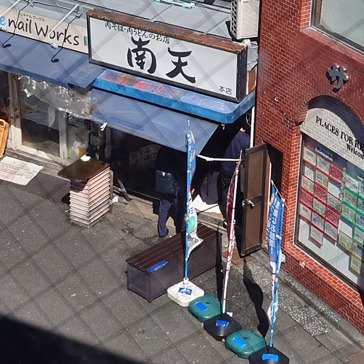 MARIMOTCHT's tweet photo. 西武池袋線椎名町駅北口「肉そば•肉うどんのお店 南天」さんへ赴きました「肉そばダブル」です☘️涼しい気候だったので温かいのを選び 卓上の天かすを載せました😆美味しくいただきました😋ごちそうさまでした🙏 #立ち食いそば https://t.co/cndWTg2WCt