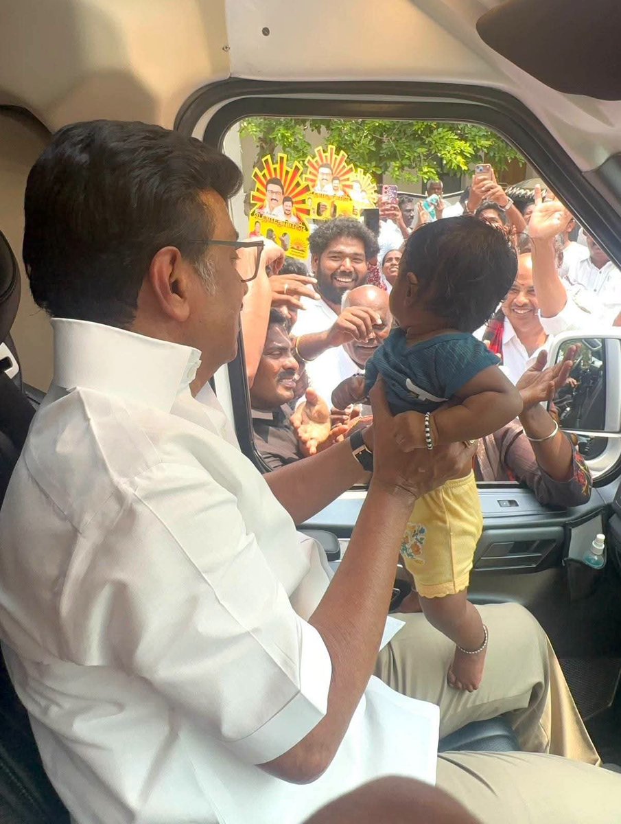 Bhuvaneswarie1's tweet photo. தாராபுரம் தொகுதியில் சகோதரி #சுகன்யாவுக்கு வாக்கு சேகரித்து #தொண்டர்களின் உற்சாக வரவேற்பில், மக்கள் வெள்ளத்தில் மிதந்து வந்தார் எங்கள் திமுக தலைவர் முத்துவேல் கருணாநிதி ஸ்டாலின்.

#cmmkstalin https://t.co/OzFT1HOBF6