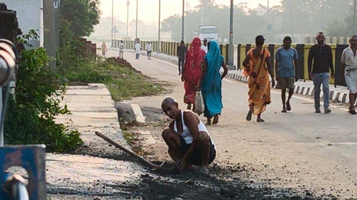 EslangGg's tweet photo. 📍 पाले कला नगर, ऊंटारी, गढ़वा, झारखंड – 822121
गाँव की सड़क को NHAI की मुख्य सड़क से जोड़ने के लिए 1–2 फीट का सीमेंट वाला हिस्सा बनाया गया था उसे वीडियो में दिख रहे व्यक्ति ने खोद कर तोड़ दिया | कृपया कार्यावाही करें @NHAI_Official @MORTHIndia @DC_Garhwa @jharkhandgov https://t.co/uNfJ9pcdrW