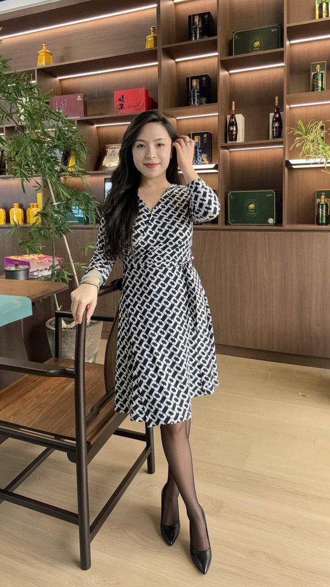 xiaoxian6930's tweet photo. 少妇的好处就是喝茶可以陪你聊人生，喝酒可以陪你聊过往，懂你的心知你的意，女人最动人的点莫过于知性了吧？ https://t.co/k7qxdgNOf6