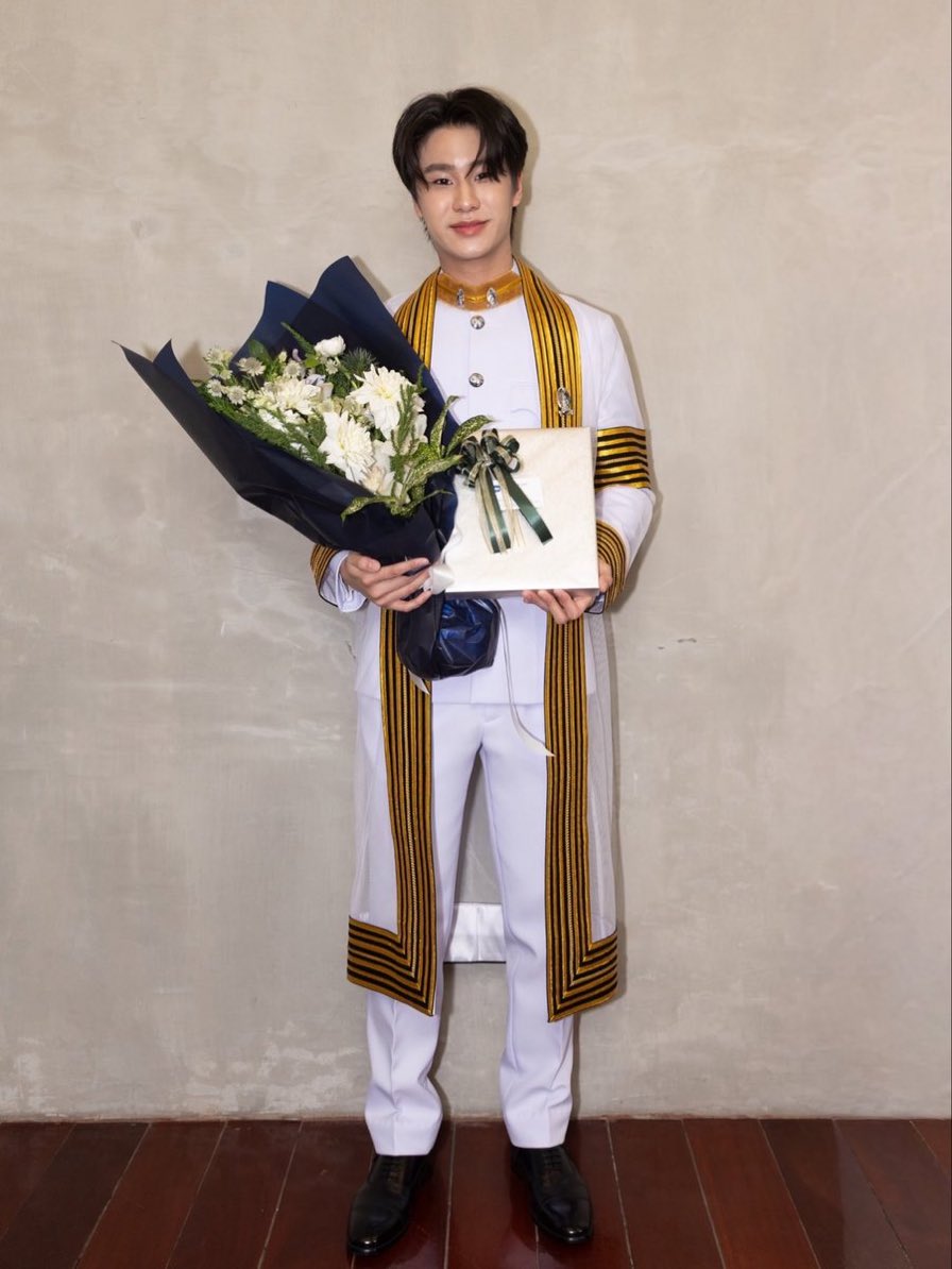 wonheecutie's tweet photo. selamat selimit menamatkan game bascii @lukepeemsan 🥳

LUKE GRADUATION DAY
#CongratulationsLuke
#lukeso_ https://t.co/KgzejmpdaV