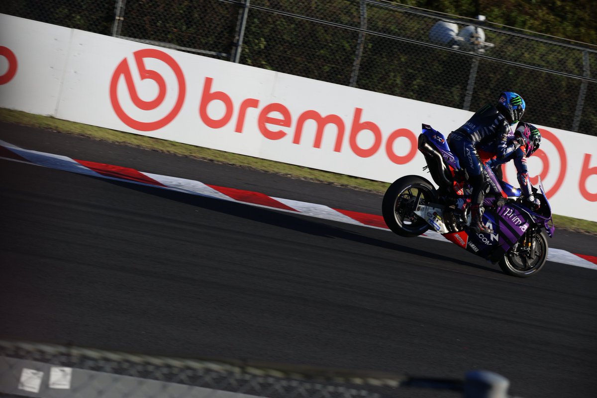 msphoto6723's tweet photo. YAMAHAのライダーは盛り上げ上手！！
タンデムストっピーは前代未聞wwww https://t.co/uulvQwGPNa