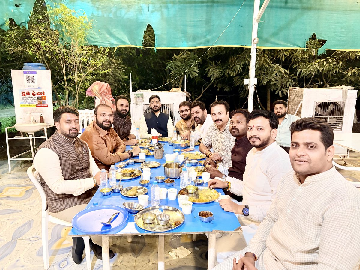 _theamanrai's tweet photo. आज @BJYM के राष्ट्रीय अध्यक्ष डॉ हेमांग जोशी जी के मप्र प्रवास के दौरान जबलपुर में ‘महाकाल की रसोई’ में बड़े भाई प्रदेश अध्यक्ष श्री श्याम टेलर जी एवं युवा मोर्चा के प्रदेश पदाधिकारी के साथ आत्मीय समय बिताने का अवसर मिला। @drhemangjoshimp @shyamtailorsjr @PMOIndia https://t.co/WNoSyh2AIJ