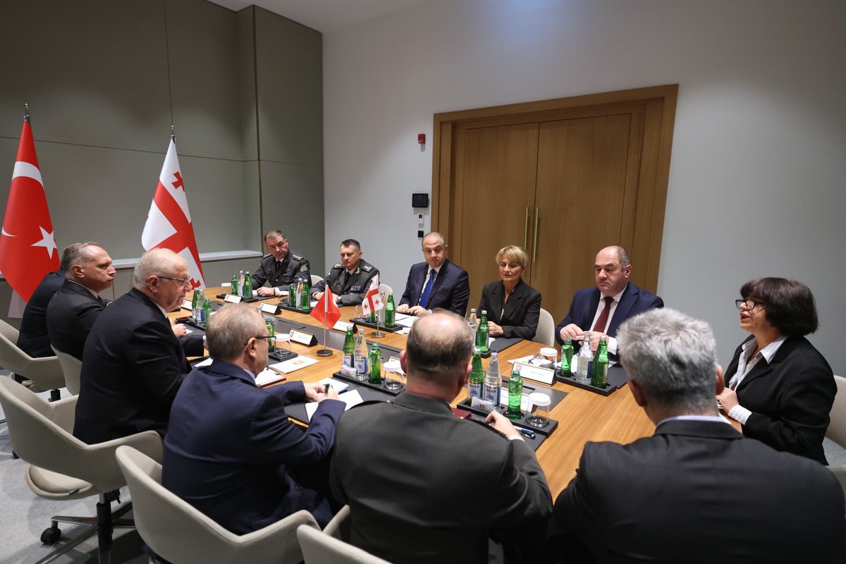 tcsavunma's tweet photo. Azerbaycan-Türkiye-Gürcistan Üçlü Savunma Bakanları Toplantısı için Azerbaycan’ın Şuşa kentinde bulunan Millî Savunma Bakanı Yaşar Güler, Gürcistan Başbakan Yardımcısı ve Savunma Bakanı Irakli Chikovani ile ikili görüşme gerçekleştirdi.
#MillîSavunmaBakanlığı https://t.co/smIbSUMEqL