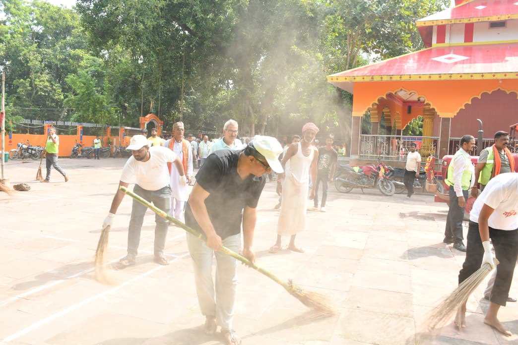 mishranitish's tweet photo. 📍 चामुंडा स्थान, पचही (झंझारपुर विधानसभा)
🗓️ 02 अक्टूबर 2026
“एक दिन, एक घंटा, एक साथ”
—————————————————
‘सेवा संकल्प अभियान’ के अंतर्गत “एक दिन, एक घंटा, एक साथ श्रमदान” के तहत ‘सेवा मेरा योगदान’ के भाव के साथ चामुंडा स्थान, पचही में स्वच्छता अभियान में शामिल हुआ।
स्वच्छता केवल अभियान नहीं, बल्कि हम सभी की सामूहिक जिम्मेदारी है। स्वच्छ और सुंदर समाज के निर्माण के लिए जन-जन से स्वच्छता को अपने जीवन का हिस्सा बनाने का आग्रह किया।
@UDHDBIHAR @SwachhBharatGov @MoHUA_India
#SevaSankalpAbhiyan #SevaMeraYogdan #SwachhataHiSeva #SwachhBharat