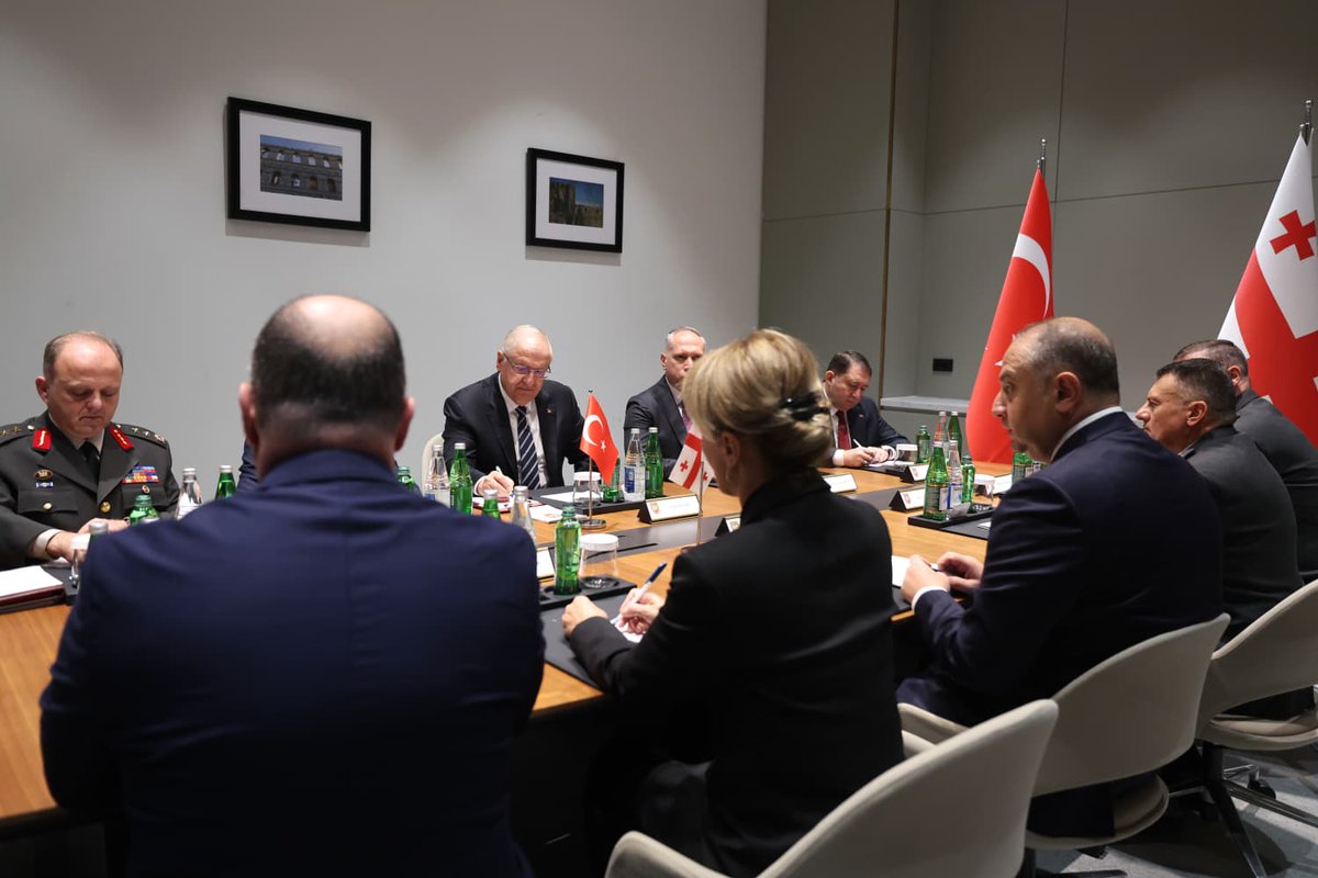 tcsavunma's tweet photo. Azerbaycan-Türkiye-Gürcistan Üçlü Savunma Bakanları Toplantısı için Azerbaycan’ın Şuşa kentinde bulunan Millî Savunma Bakanı Yaşar Güler, Gürcistan Başbakan Yardımcısı ve Savunma Bakanı Irakli Chikovani ile ikili görüşme gerçekleştirdi.
#MillîSavunmaBakanlığı https://t.co/smIbSUMEqL