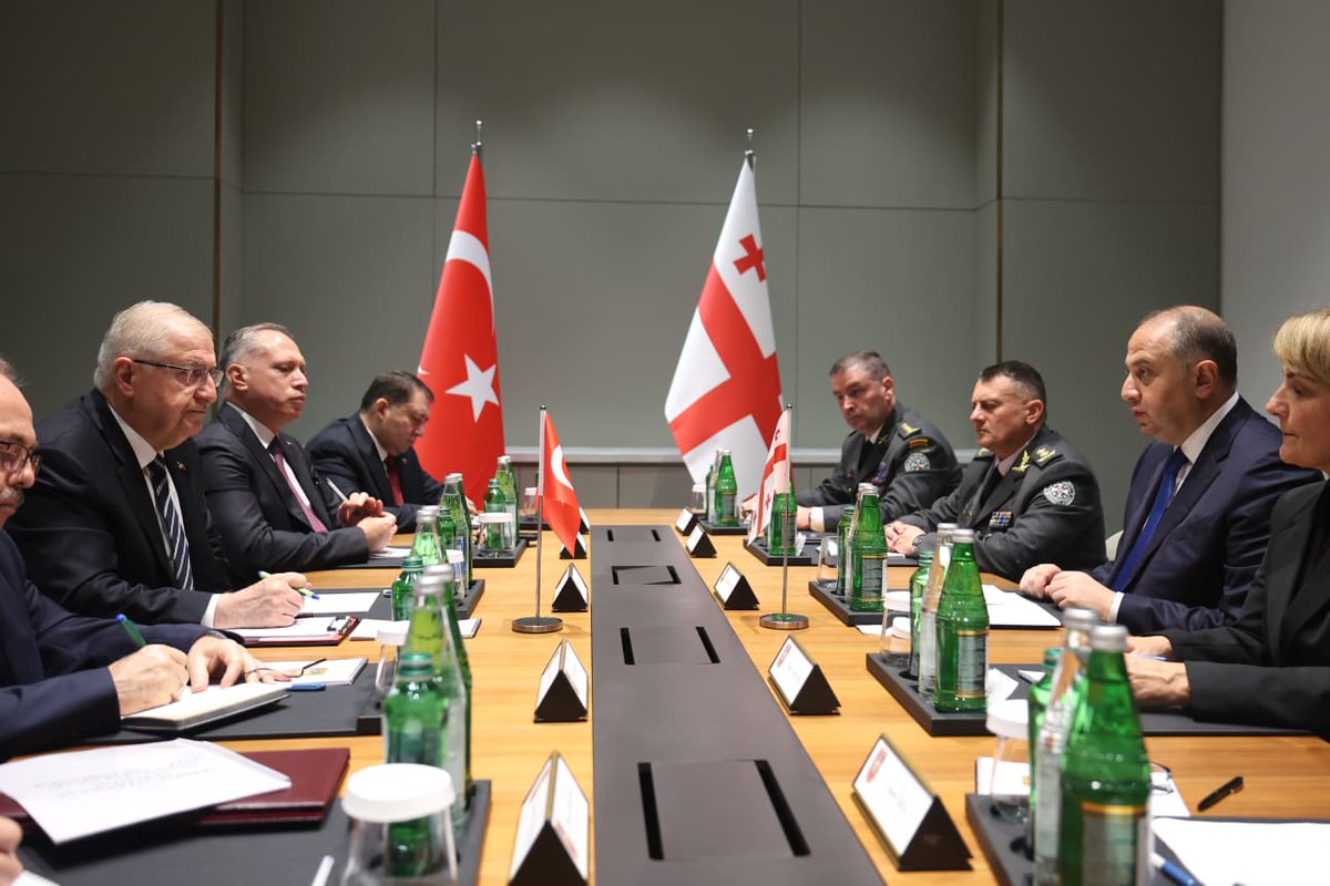 tcsavunma's tweet photo. Azerbaycan-Türkiye-Gürcistan Üçlü Savunma Bakanları Toplantısı için Azerbaycan’ın Şuşa kentinde bulunan Millî Savunma Bakanı Yaşar Güler, Gürcistan Başbakan Yardımcısı ve Savunma Bakanı Irakli Chikovani ile ikili görüşme gerçekleştirdi.
#MillîSavunmaBakanlığı https://t.co/smIbSUMEqL