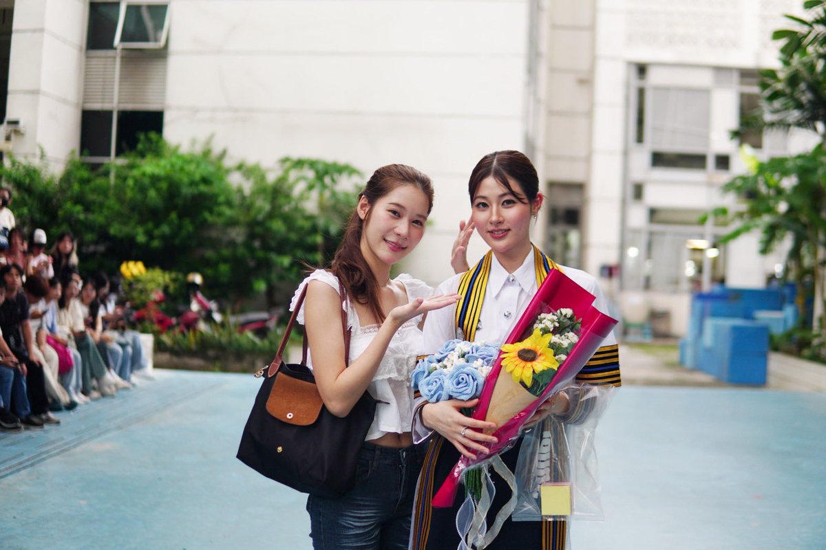PahnFamily's tweet photo. ขอบคุณน้องแอสตันกับน้องเอิร์นที่มาแสดงความยินดีกับน้องป่านด้วยนะคะ 🩵
@aston_lv @earnpypp_ 

#PahnGraduationsDay
#pahnthitta
#อัยต้าวของป่าน https://t.co/etoUBNnyBK