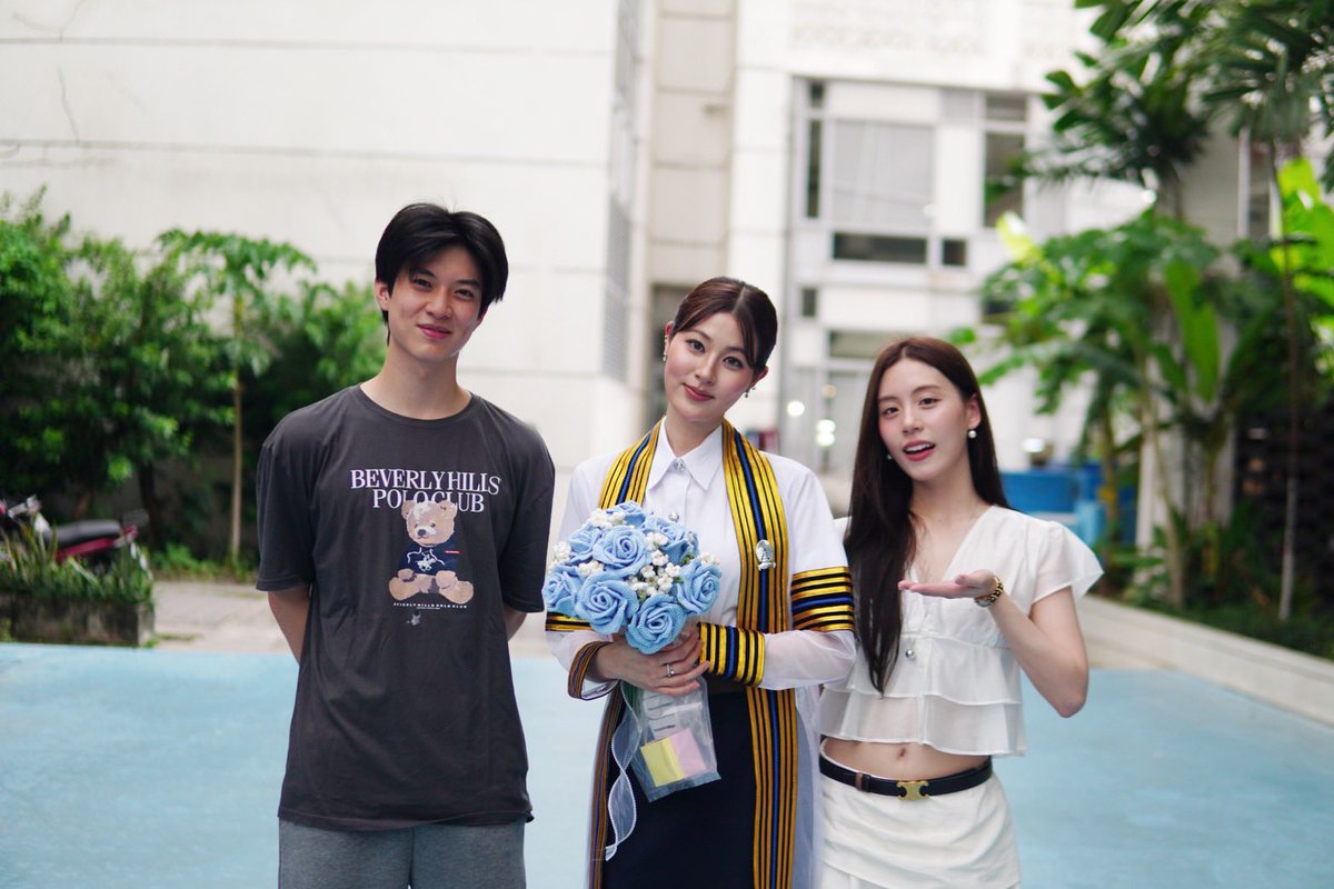 PahnFamily's tweet photo. ขอบคุณน้องแอสตันกับน้องเอิร์นที่มาแสดงความยินดีกับน้องป่านด้วยนะคะ 🩵
@aston_lv @earnpypp_ 

#PahnGraduationsDay
#pahnthitta
#อัยต้าวของป่าน https://t.co/etoUBNnyBK