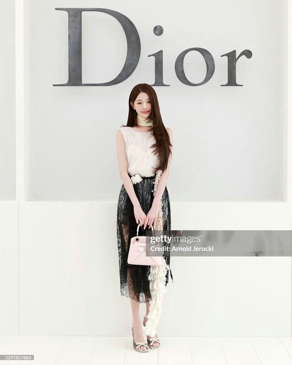 LiAn00725's tweet photo. Wonyoung brings dreamy vibes to Paris.

#JANGWONYOUNG
#WONYOUNG
#WonyoungDiorSummer27
#DiorSummer27 @Dior https://t.co/VQABrAulJ1