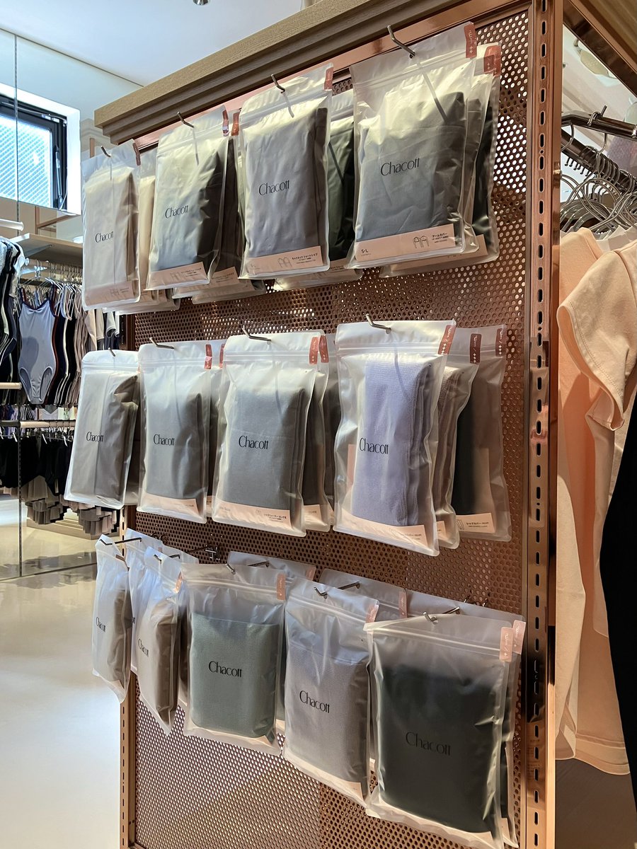 ChacottKyoto's tweet photo. 【＋WARMシリーズ】🧶

チャコットの機能性あったかウェア＋WARM（プラスウォーム）！
京都店でもお取り扱いしております。
気温に合わせて3つのあたたかさからお選びいただけます。

＋…さらっと快適。
＋＋…ふんわりあたたか。
＋＋＋…ふわふわもこもこ。
#Chacott https://t.co/bTCYiO63tk