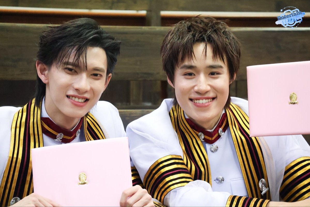 Entup2date's tweet photo. ของแสงความยินดีกับ นัท และ พู สองหนุ่มวิศวะ จุฬาลงกรณ์มาหวิทยาลัย✨💐🎓

#GraduateNutdan
#PoohGraduationDay 
#LYKN #nnutdan
#ppoohkt https://t.co/EGmrcBP4pV