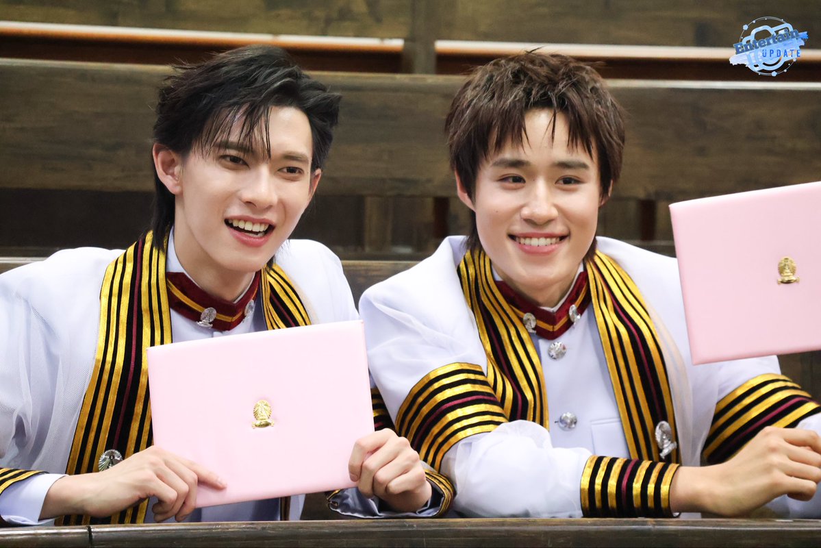 Entup2date's tweet photo. ของแสงความยินดีกับ นัท และ พู สองหนุ่มวิศวะ จุฬาลงกรณ์มาหวิทยาลัย✨💐🎓

#GraduateNutdan
#PoohGraduationDay 
#LYKN #nnutdan
#ppoohkt https://t.co/EGmrcBP4pV