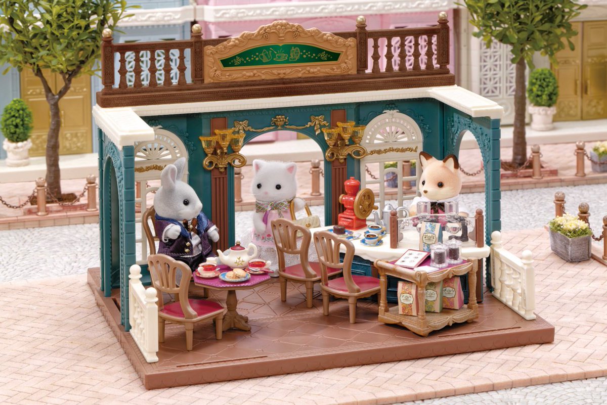 SylvanianEC_JP's tweet photo. ／
📣𝕆𝕣𝕚𝕘𝕚𝕟𝕒𝕝 ℕ𝕖𝕨 𝕀𝕥𝕖𝕞𝕤
＼

新しいお兄さんが登場！キツネのお兄さん ウィルフレッドがマスターの喫茶店です。
コーヒーミルやサイフォン、コーヒーカップなど繊細な小物が入っています。カウンターでコーヒーを飲みながらマスターとおしゃべりしたり、テーブル席でスイーツを楽しむシーンを演出できます。
『街のすてきな喫茶店』

予約：10/29(木)
発売：11/7(土) 

※開始直後はページがつながりにくい場合がございます。少し時間を置いてから、ページを更新してください。