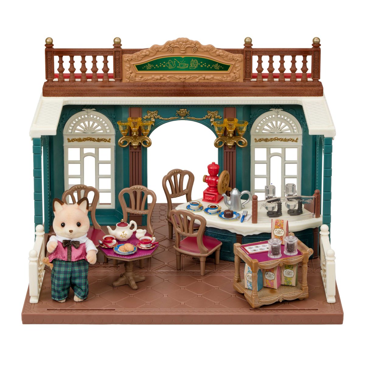 SylvanianEC_JP's tweet photo. ／
📣𝕆𝕣𝕚𝕘𝕚𝕟𝕒𝕝 ℕ𝕖𝕨 𝕀𝕥𝕖𝕞𝕤
＼

新しいお兄さんが登場！キツネのお兄さん ウィルフレッドがマスターの喫茶店です。
コーヒーミルやサイフォン、コーヒーカップなど繊細な小物が入っています。カウンターでコーヒーを飲みながらマスターとおしゃべりしたり、テーブル席でスイーツを楽しむシーンを演出できます。
『街のすてきな喫茶店』

予約：10/29(木)
発売：11/7(土) 

※開始直後はページがつながりにくい場合がございます。少し時間を置いてから、ページを更新してください。