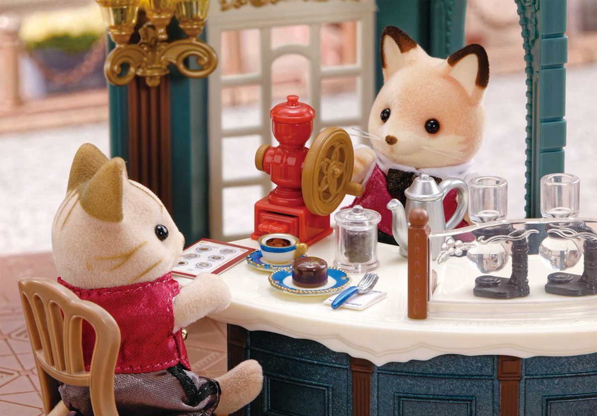 SylvanianEC_JP's tweet photo. ／
📣𝕆𝕣𝕚𝕘𝕚𝕟𝕒𝕝 ℕ𝕖𝕨 𝕀𝕥𝕖𝕞𝕤
＼

新しいお兄さんが登場！キツネのお兄さん ウィルフレッドがマスターの喫茶店です。
コーヒーミルやサイフォン、コーヒーカップなど繊細な小物が入っています。カウンターでコーヒーを飲みながらマスターとおしゃべりしたり、テーブル席でスイーツを楽しむシーンを演出できます。
『街のすてきな喫茶店』

予約：10/29(木)
発売：11/7(土) 

※開始直後はページがつながりにくい場合がございます。少し時間を置いてから、ページを更新してください。