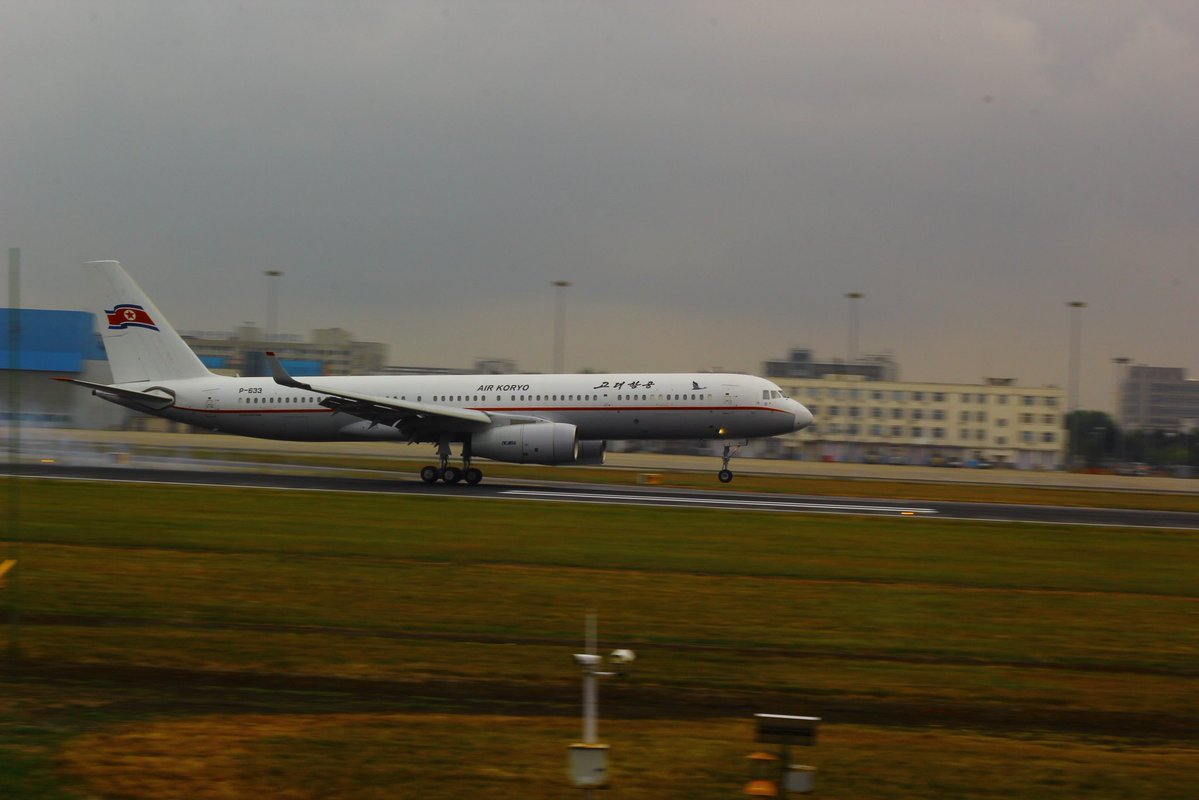 89Hdg's tweet photo. 来自朝鲜的Tu204-100B客机，搭载两个PS-90A涡扇发动机，注册号P-633，拍摄自沈阳桃仙国际机场（如有错误欢迎指出）
注：p1为ai修改版本，p2是我自己用LR修的，p3是原图
ISO100，曝光时长1/100，f22
你们喜欢哪一个版本呢 https://t.co/3TuUQ4Q9xC