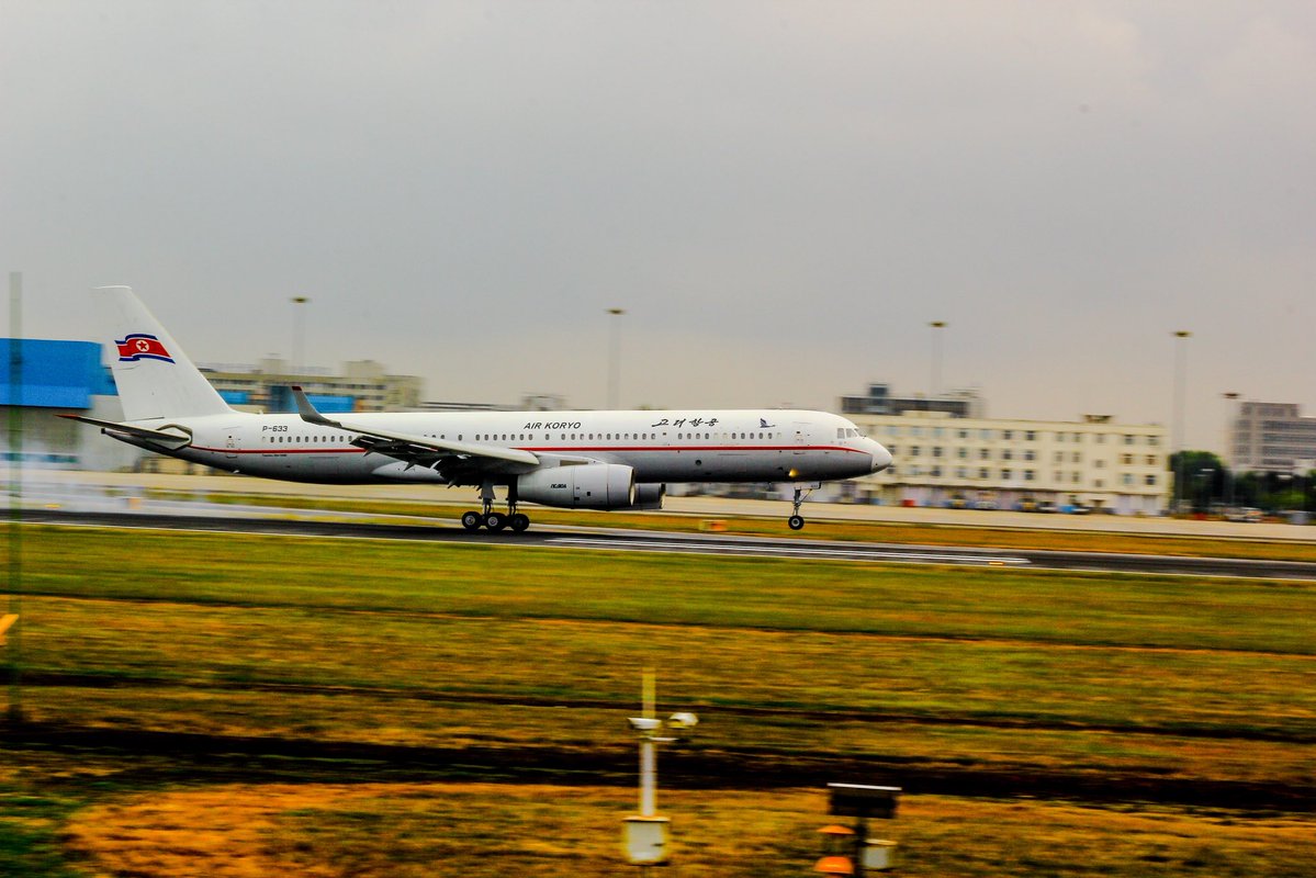 89Hdg's tweet photo. 来自朝鲜的Tu204-100B客机，搭载两个PS-90A涡扇发动机，注册号P-633，拍摄自沈阳桃仙国际机场（如有错误欢迎指出）
注：p1为ai修改版本，p2是我自己用LR修的，p3是原图
ISO100，曝光时长1/100，f22
你们喜欢哪一个版本呢 https://t.co/3TuUQ4Q9xC
