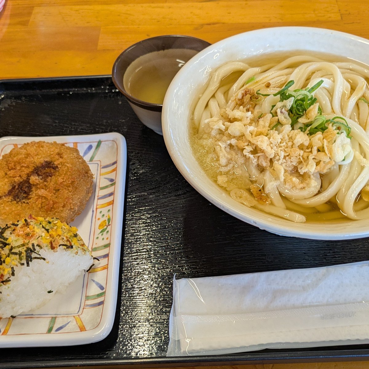 manaken964's tweet photo. 今日のお昼はいつものうどん屋さんでかけ二玉とサイドメニュー。やっぱここが落ちつく。長居はしないけどね(笑) https://t.co/rq7lnZvNFN