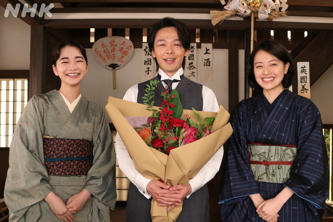 asadora_nhk's tweet photo. ＼#風薫るクランクアップ／
【 💐中村倫也さん 】

「僕は後半からでしたが、みなさん長丁場すごいですね。撮影が終わっても、体調に気をつけて過ごしてください。」と話す中村さん。
ご挨拶のあと「では、SNS用のお写真をー！」と自ら仕切ってくださいました🤣🤣🤣
シーンをぐっと締めてくださった柳生さん。お疲れさまでした👏

#朝ドラ #風薫る
#見上愛 #上坂樹里 #中村倫也

最終週の見逃し配信は #NHKONE で！プロフィール欄📎から飛べます
※放送から1週間、何度でもご覧いただけます。