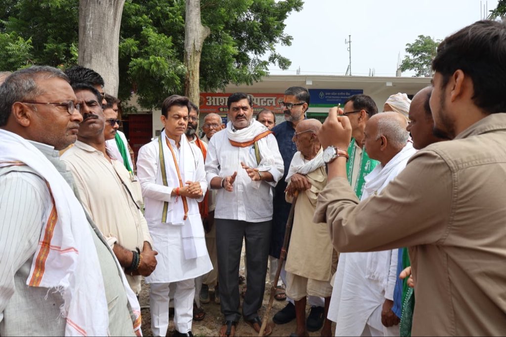 PtAnupammishra's tweet photo. सोनभद्र प्रवास के दौरान आदिवासी समुदाय द्वारा पेयजल की गंभीर समस्या हमारे संज्ञान में लाई गई थी, जिस पर संबंधित ज्ञापन को हमने लखनऊ वापस आकर तत्काल अतिरिक्त मुख्य सचिव के समक्ष रखा। उन्होंने त्वरित संज्ञान लेते हुए संबंधित अधिकारियों को आवश्यक कार्रवाई के निर्देश दिए।
आज सोनभद्र ज़िलाध्यक्ष द्वारा अवगत कराया गया कि इस प्रकरण में कार्यवाही प्रारंभ हो चुकी है। त्वरित संवेदनशीलता और कार्रवाई के लिए ACS महोदय का आभार। 🙏

जनहित के लिए सदैव समर्पित।
जनता की आवाज़- राष्ट्रीय लोक दल