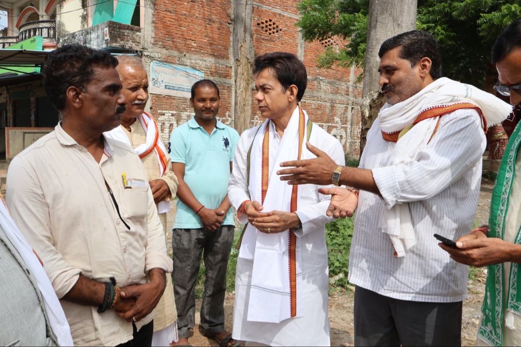 PtAnupammishra's tweet photo. सोनभद्र प्रवास के दौरान आदिवासी समुदाय द्वारा पेयजल की गंभीर समस्या हमारे संज्ञान में लाई गई थी, जिस पर संबंधित ज्ञापन को हमने लखनऊ वापस आकर तत्काल अतिरिक्त मुख्य सचिव के समक्ष रखा। उन्होंने त्वरित संज्ञान लेते हुए संबंधित अधिकारियों को आवश्यक कार्रवाई के निर्देश दिए।
आज सोनभद्र ज़िलाध्यक्ष द्वारा अवगत कराया गया कि इस प्रकरण में कार्यवाही प्रारंभ हो चुकी है। त्वरित संवेदनशीलता और कार्रवाई के लिए ACS महोदय का आभार। 🙏

जनहित के लिए सदैव समर्पित।
जनता की आवाज़- राष्ट्रीय लोक दल
