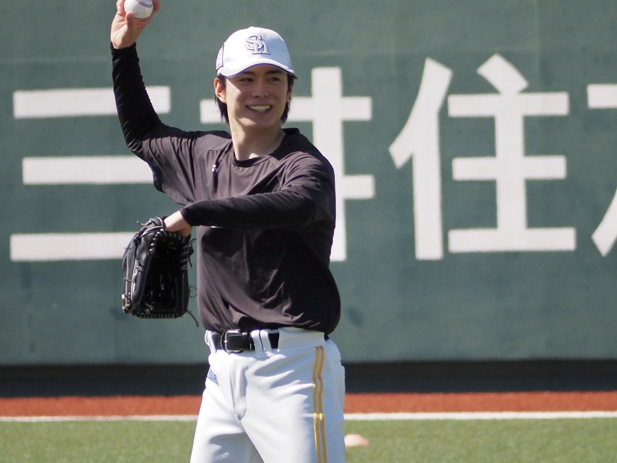 Bambies2025's tweet photo. リハビリ組の投手陣⚾️
晴天の下、キャッチボール☀️

#sbhawks
#Bambies https://t.co/u1pSObG65l