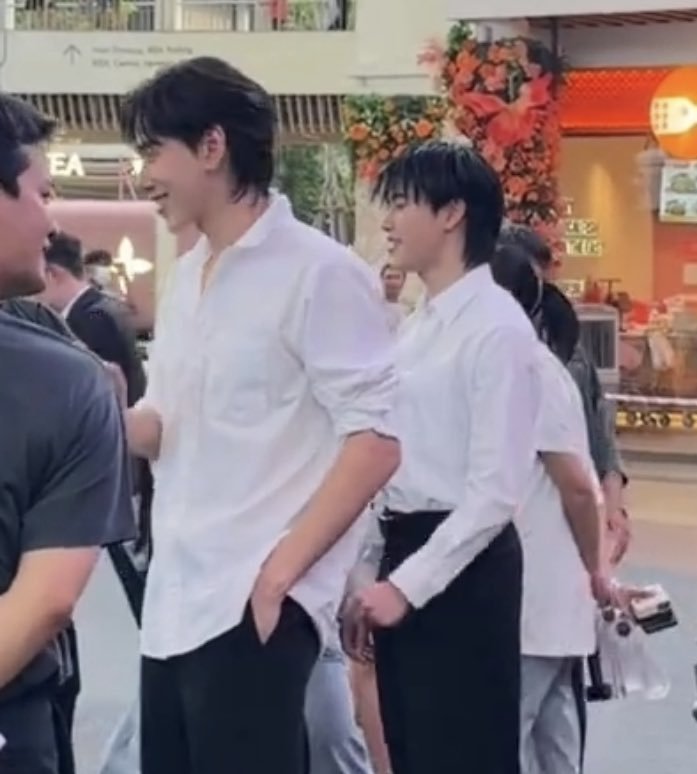Plakarung788's tweet photo. ในขณะพิอู๋เหมือนใส่เชิ๊ตแล้วดูแฟชั่นเท่ๆ ตัดไปที่น้องร้ด ใส่แล้วเหมือนจารมหาลัยหล่อๆตัดAที่90 🤣

#ต้าห์อู๋ออฟโรด #DaouOffroad https://t.co/7MFADyOAEL