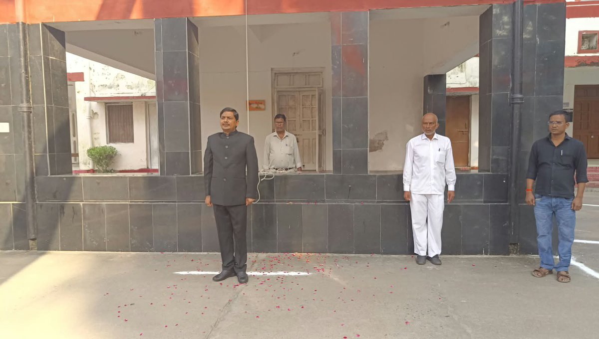 dmgonda2's tweet photo. गाँधी जयंती के अवसर पर कलेक्ट्रेट में ध्वजारोहण किया गया। साथ ही सभी अधिकारियों एवं कर्मचारियों को शपथ दिलाया गया।
#गांधी_जयंती
#गोण्डा_उत्तर_प्रदेश https://t.co/4CytBPN5kR