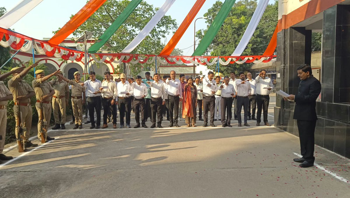 dmgonda2's tweet photo. गाँधी जयंती के अवसर पर कलेक्ट्रेट में ध्वजारोहण किया गया। साथ ही सभी अधिकारियों एवं कर्मचारियों को शपथ दिलाया गया।
#गांधी_जयंती
#गोण्डा_उत्तर_प्रदेश https://t.co/4CytBPN5kR