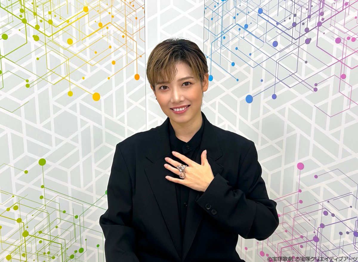 skystage_info's tweet photo. 【My Roots #28】
1人の舞台人を形作っているさまざまなルーツを辿り、その人となりや魅力を紹介するインタビュー番組✨
今回は花組 高峰潤にスポットを当ててお送りします🌸
明日3日(土)16:15初回放送です。
お見逃しなく！ https://t.co/SjMFQ5dq1g