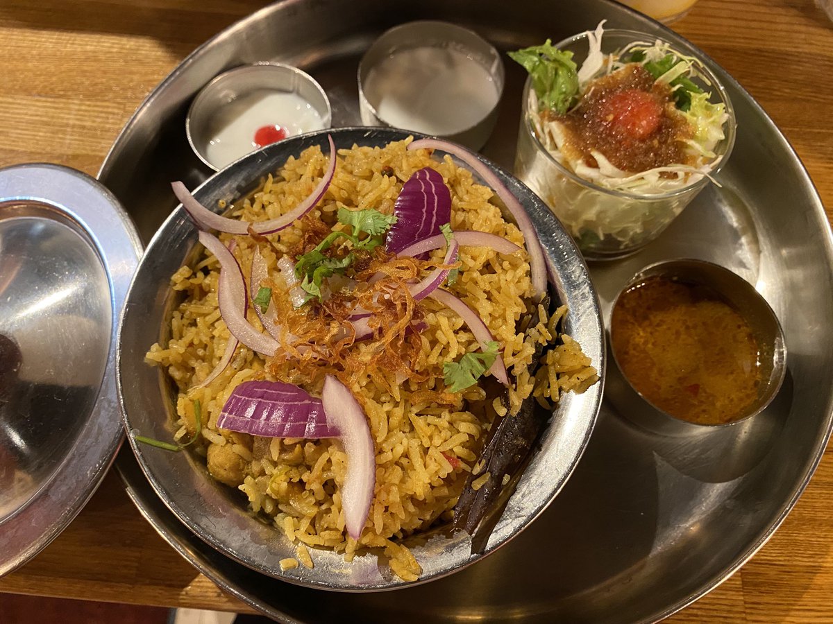 takgourmet's tweet photo. 神田の南インドビストロひつじやでチキンビリヤニ。

ホールスパイスごろごろで香り高い！ビシ辛でみっしり肉の旨さが詰まっているのがたまりません。

マトンもいいけど、あっさり鶏肉をワシワシいただくのも実に良い♪

今日も大満足☺️

#スパイス #ビリヤニ https://t.co/5zKRCN6yjg