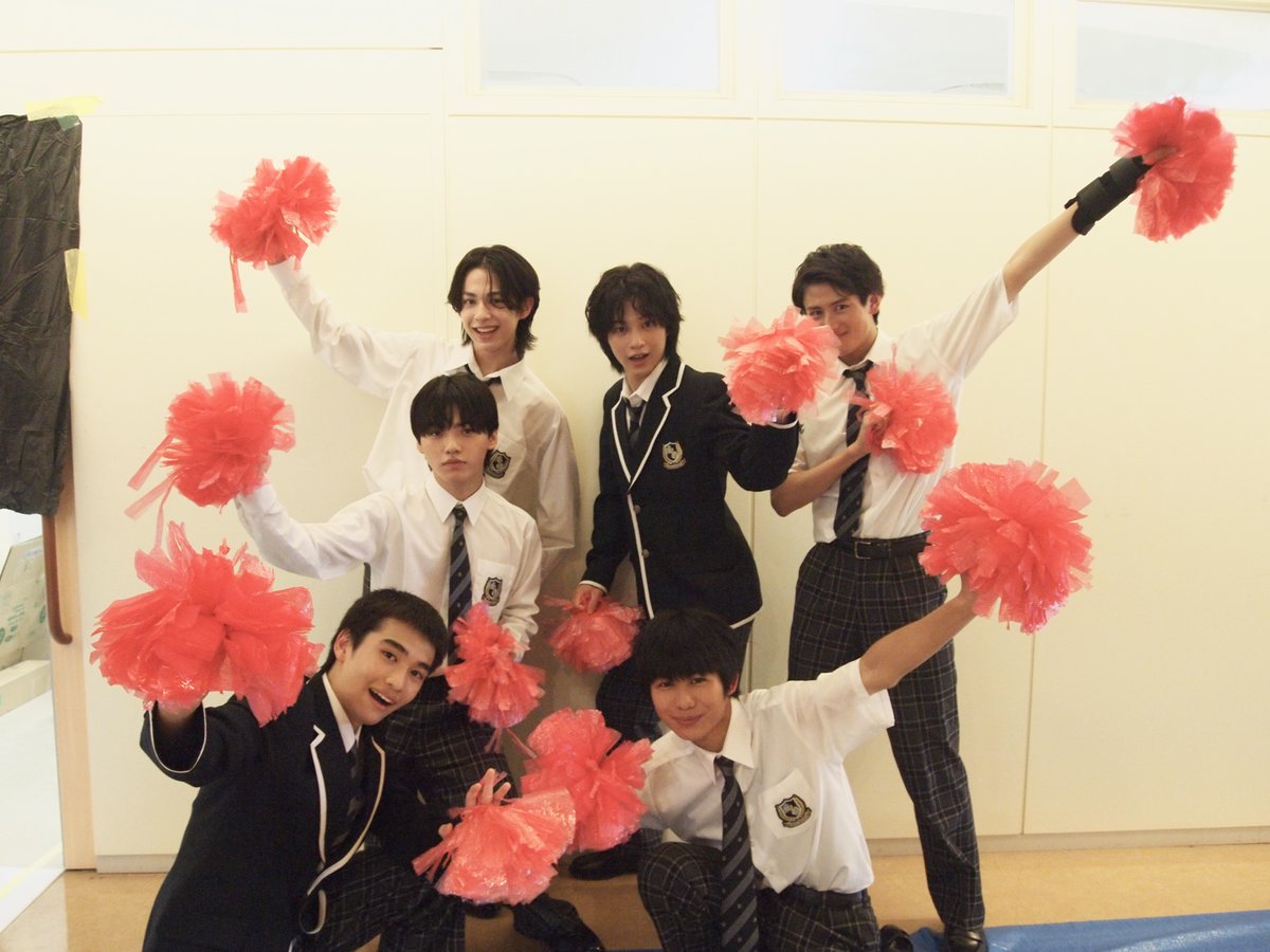 GTO2026summer's tweet photo. ❬❰ 𝒐𝒇𝒇 𝒔𝒉𝒐𝒕 ❱❭

最終回オフショット集📸✨

「自分に仲間なんか…」と思っていた理事長。

鬼ッチが一番尊敬する先生の孫であることを知り、
胸を張って生きていくことを決意。

少しずつ1年B組のみんなと
打ち解けていく姿を、ぜひ本編でご覧ください！

最終回はTVerにて
【10/12(月)まで】無料配信中🫵
#GTO
#反町隆史
#及川桃利 #川口和空 #柴崎楓雅 #難波碧空 #LILLEAGUE #西浦心乃助 #TheRightLight #森本陸斗