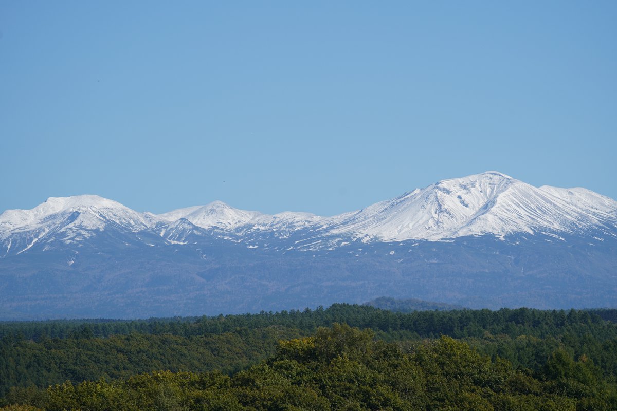 shityosyasamaDM's tweet photo. 【旭岳で初冠雪、全国で一番乗り】

2日、北海道・大雪山系の旭岳で初冠雪が解析されました。
昨年より1週間早く、積雪は1〜5cmとみられます。

同じ大雪山系の黒岳でも初雪を観測し、午前6時時点で5〜10cmの積雪となっています。
（画像はイメージです）