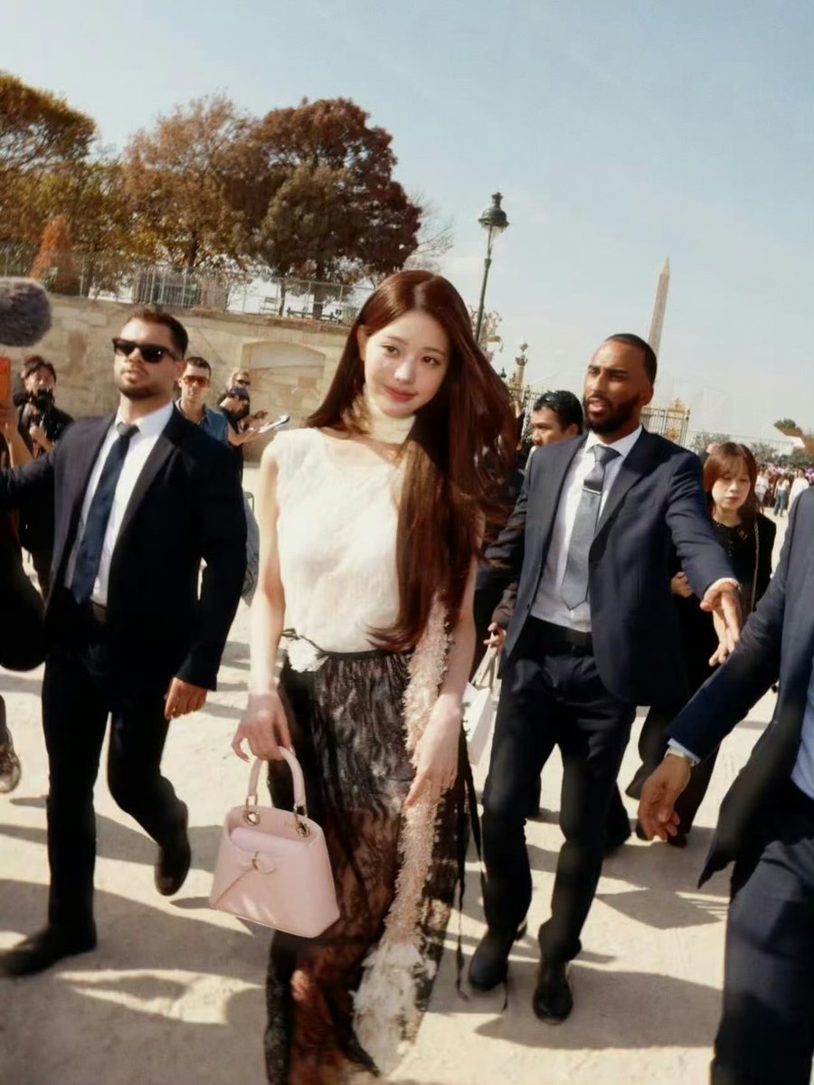 saturnihfu's tweet photo. Wonyoung looks absolutely breathtaking in this Dior outfit.

WONYOUNG IN DIOR
#JANGWONYOUNG
#WONYOUNG
#WonyoungDiorSummer27
#DiorSummer27 @Dior https://t.co/X0Araloyeb