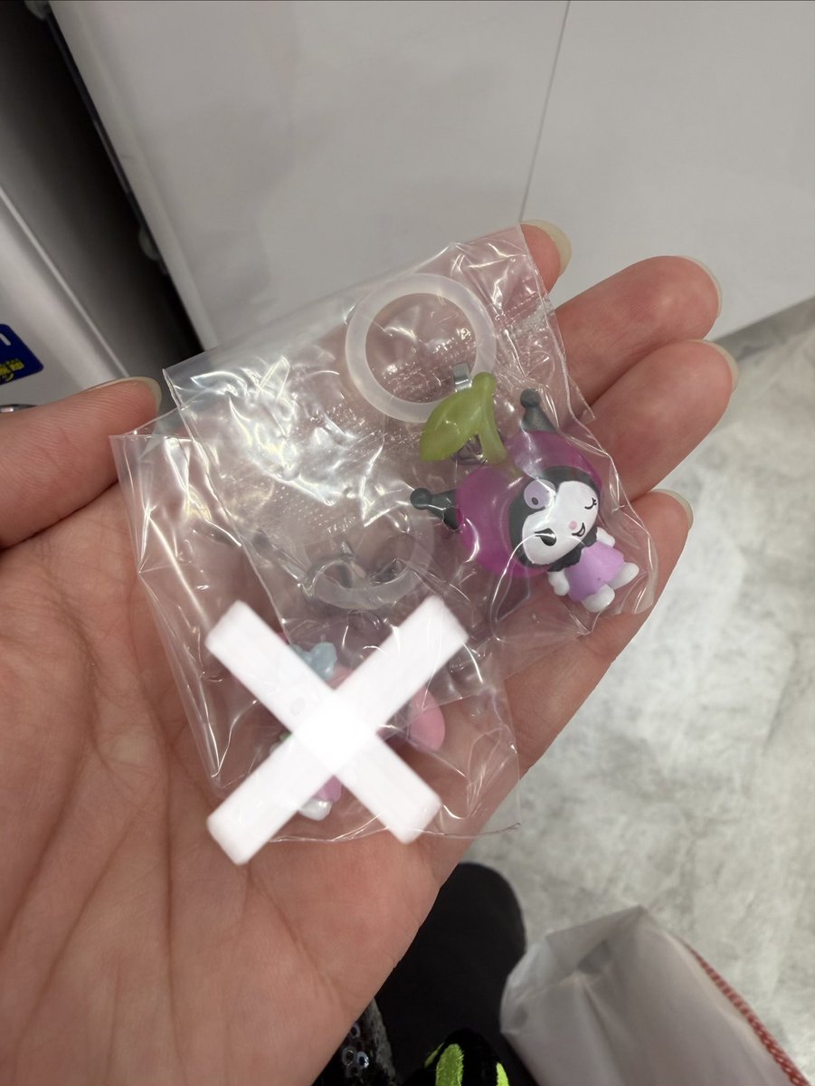 toko0702's tweet photo. 【交換】
サンリオ　くだものめじるしアクセサリー　ガシャポン　ガチャ

譲：クロミ
求：キティ、けろけろけろっぴ

郵送のみの交換希望です📮
よろしくお願いいたします。 https://t.co/y9KMgEJ1AM