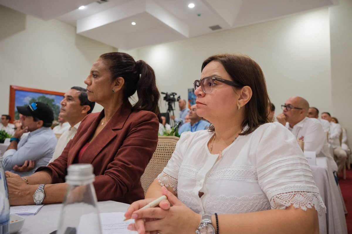 mmarguiguerra's tweet photo. Nos articulamos con el Gobierno Nacional y los mandatarios del Caribe para enfrentar el fenómeno de El Niño.

En reunión con el presidente, @ABDELAESPRIELLA acordamos promover el uso responsable de la energía y se propuso fortalecer el cuidado del agua para proteger a nuestras familias, agricultores y ganaderos.

Desde el Magdalena impulsaremos esta campaña y coordinaremos acciones para proteger la infraestructura energética. ¡Anticiparnos es cuidar a nuestra gente!

@infopresidencia