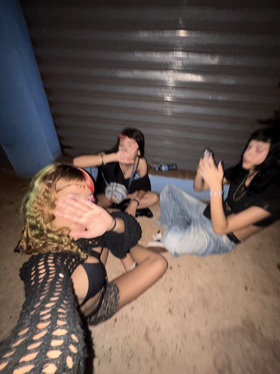 easmin1002's tweet photo. amigas lindas felizes igual os cracudo das ruas https://t.co/q7F4NOmDbg