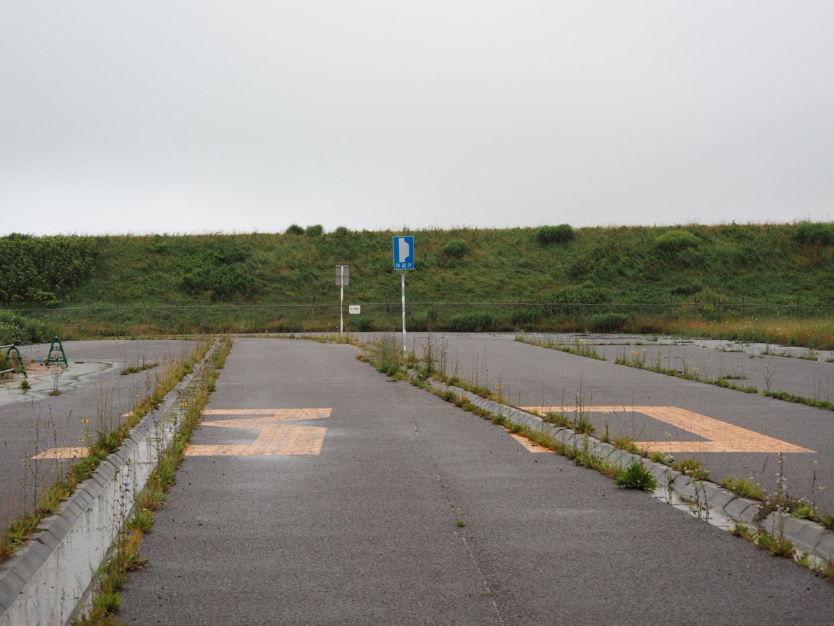 ZENRIN_official's tweet photo. こちら一般道路なんですが、道に描かれた30、速度制限じゃないんだぜ...
 
＼ 飛 行 場 の 名 残 ／
 
#びっくり道路選手権2026 https://t.co/eDvEO4Fn1F