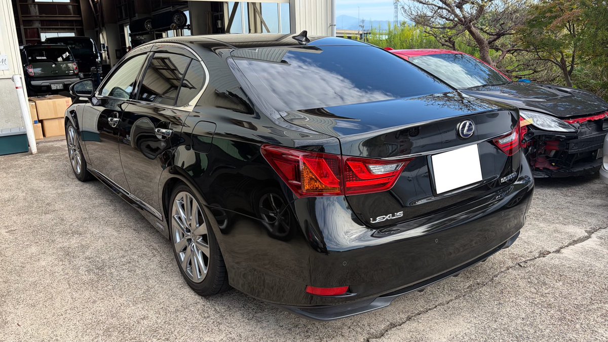statzm_official's tweet photo. 石川県小松市O様

ご成約頂きましたレクサスGS300H、本日納車でした。

この度はありがとうございました。

納車点検時に、ヘッドライトにプロテクションフィルム｢DINO SHADE｣を施行。スモーク調で見た目も引き締まりました。ヘッドライトの黄ばみ防止にもなりますし、夜間の光量も落ちないのでおすすめです。

中古車販売もお任せください。

お問い合わせはメッセージにてお願いします。

#statzm  #スタッズエム