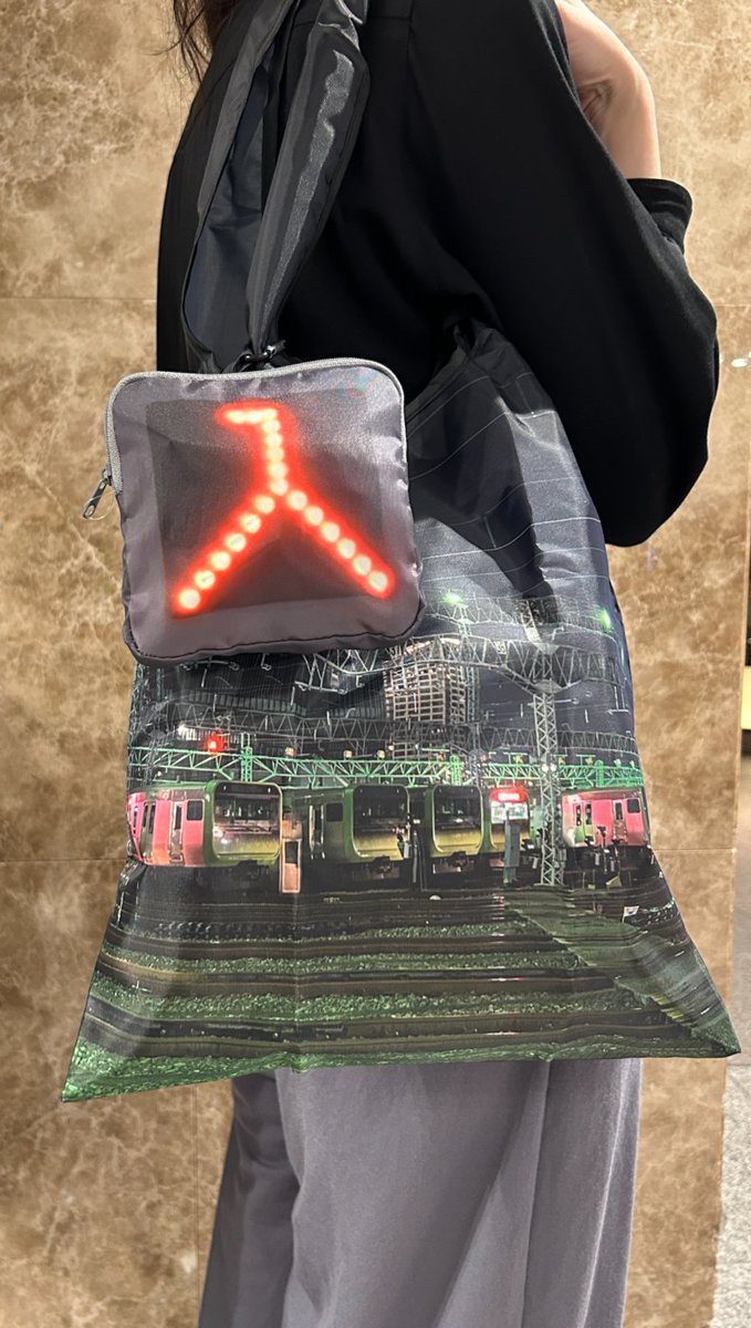GS_RAILYARD's tweet photo. 🚃✨レールヤードから、新コレクションが登場！
本日10月2日より発売！

その名も『RAILYARD BACKSTAGE COLLECTION』
第1弾はエコバッグ！

『RAILYARD BACKSTAGE COLLECTION エコバッグ』
価格：1,500円（税込）

【取扱店舗】
・レールヤード大宮店
・レールヤード秋葉原店

さらに、RAILYARD POPUP STOREでも発売します！

📍開催場所
JR東京駅 丸の内地下南口改札を出てすぐ「動輪の広場」

📅期間
2026年10月2日（金）～5日（月）

⏰営業時間
10:00～19:00
※最終日は15:00まで

東京総合車両ベース（旧称：東京総合車両センター）で、営業運転を終えた山手線を撮影。
夜の車両基地に佇む山手線の姿を切り取り、エコバッグにしました🌙🚃
いつも見る山手線とは、少し違った表情をお楽しみください。

🔎在庫状況につきましては、各店までお気軽にお問い合わせください。

◆ RAILYARD BACKSTAGE COLLECTIONとは？

日々の営業運転を終えた列車たちが集う、鉄道の「舞台裏」。

車両基地や留置線、検修庫など、普段は見ることのできない場所で出会う、特別な風景を切り取ったフォトグッズシリーズです。

普段とは少し違う「鉄道の舞台裏」を、もっと身近に。

それが『RAILYARD BACKSTAGE COLLECTION』です。

今後も、さまざまな「鉄道の舞台裏」をお届けしていきます🚃✨