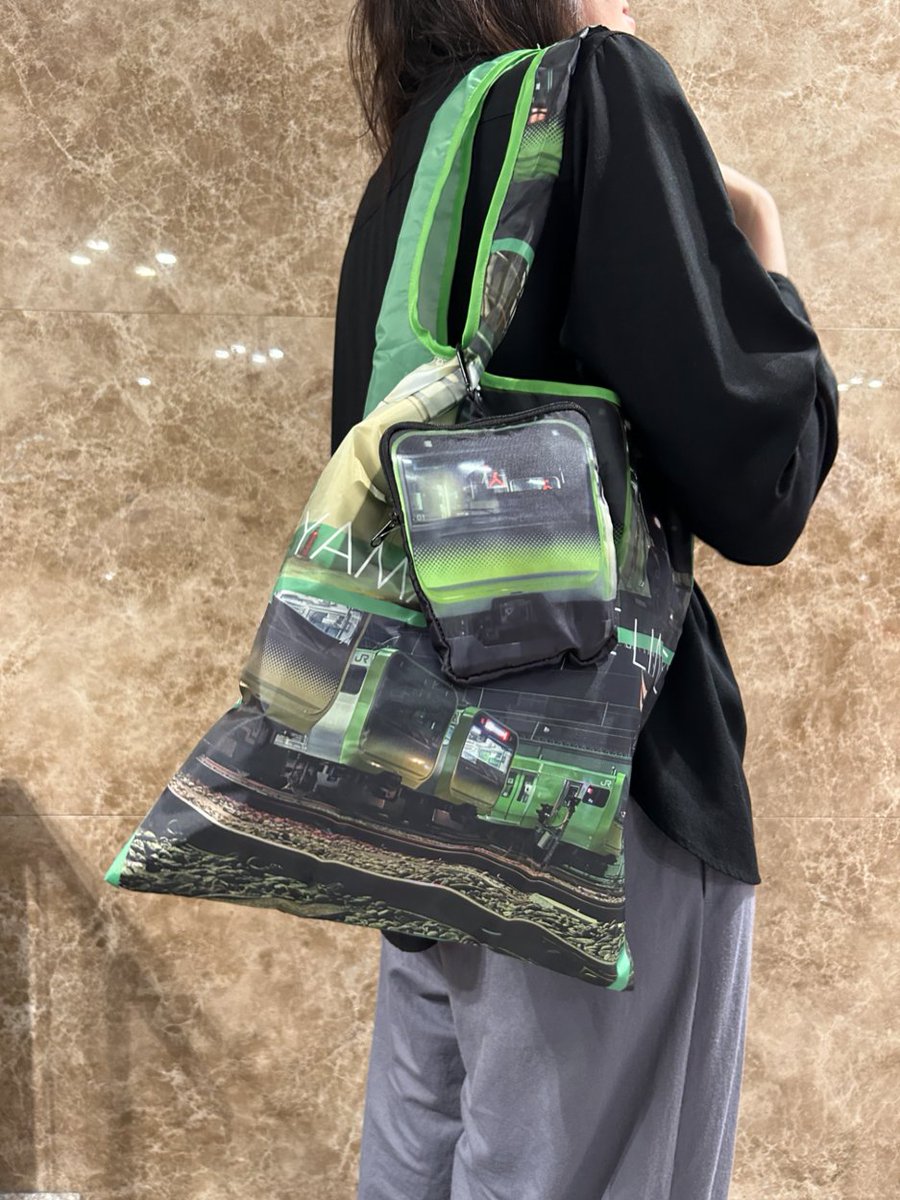GS_RAILYARD's tweet photo. 🚃✨レールヤードから、新コレクションが登場！
本日10月2日より発売！

その名も『RAILYARD BACKSTAGE COLLECTION』
第1弾はエコバッグ！

『RAILYARD BACKSTAGE COLLECTION エコバッグ』
価格：1,500円（税込）

【取扱店舗】
・レールヤード大宮店
・レールヤード秋葉原店

さらに、RAILYARD POPUP STOREでも発売します！

📍開催場所
JR東京駅 丸の内地下南口改札を出てすぐ「動輪の広場」

📅期間
2026年10月2日（金）～5日（月）

⏰営業時間
10:00～19:00
※最終日は15:00まで

東京総合車両ベース（旧称：東京総合車両センター）で、営業運転を終えた山手線を撮影。
夜の車両基地に佇む山手線の姿を切り取り、エコバッグにしました🌙🚃
いつも見る山手線とは、少し違った表情をお楽しみください。

🔎在庫状況につきましては、各店までお気軽にお問い合わせください。

◆ RAILYARD BACKSTAGE COLLECTIONとは？

日々の営業運転を終えた列車たちが集う、鉄道の「舞台裏」。

車両基地や留置線、検修庫など、普段は見ることのできない場所で出会う、特別な風景を切り取ったフォトグッズシリーズです。

普段とは少し違う「鉄道の舞台裏」を、もっと身近に。

それが『RAILYARD BACKSTAGE COLLECTION』です。

今後も、さまざまな「鉄道の舞台裏」をお届けしていきます🚃✨