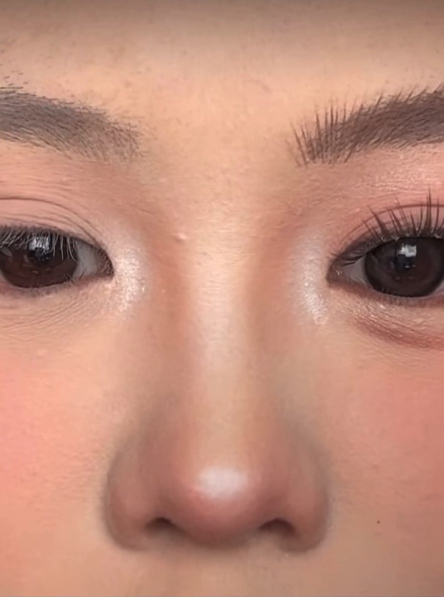 MewReview23's tweet photo. ใครเฉดดิ้งจมูกแล้วโป๊ะ จมูกดูเป็นแท่งทึบต้องดูคลิปนี้! 👃

เขาสอนวิธีลงเงาแบบซูมให้เห็นชัดๆ ทีละสเต็ป ตำแหน่งหัวตา สันจมูก และปลายหยดน้ำคือเป๊ะมากกก ดั้งพุ่งแบบเนียนกริบเหมือนไม่ได้เฉด ✨ https://t.co/M1kznzEbD3