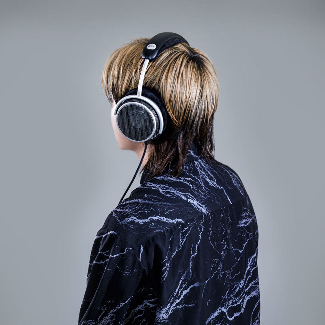 snrec_jp's tweet photo. ドライバーを“横”ではなく“斜め前”に配置！？ 🎧
／
スピーカーのような“前方定位”を再現する
モニターヘッドホン
Grell Audio OAE2を雨良 Amalaがレビュー
＼

✔️Sennheiserの元チーフ・エンジニアAxel Grellが2023年に設立したブランド
✔️スピーカーから移行した際に“違和感を覚えなかった”
✔️空間の広さを把握できる

雨良 Amalaインタビューも掲載！
ボカロと自分の声という2つの選択肢を得た今後の制作は？

⬇️記事はリプライから <PR> #GrellAudio