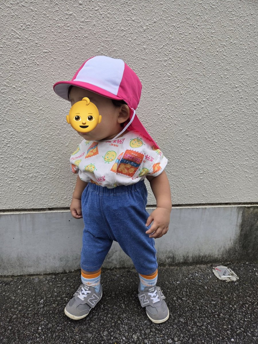obaQuuuuu's tweet photo. 今日1歳になったばかりの次男が
初登園の日だったんだけど…
嫁から送られてきた写真がこちら💁
笑わせにきてるだろｗｗｗ
3頭身位しかないやんけｗｗｗ https://t.co/zvNcKPDTfu