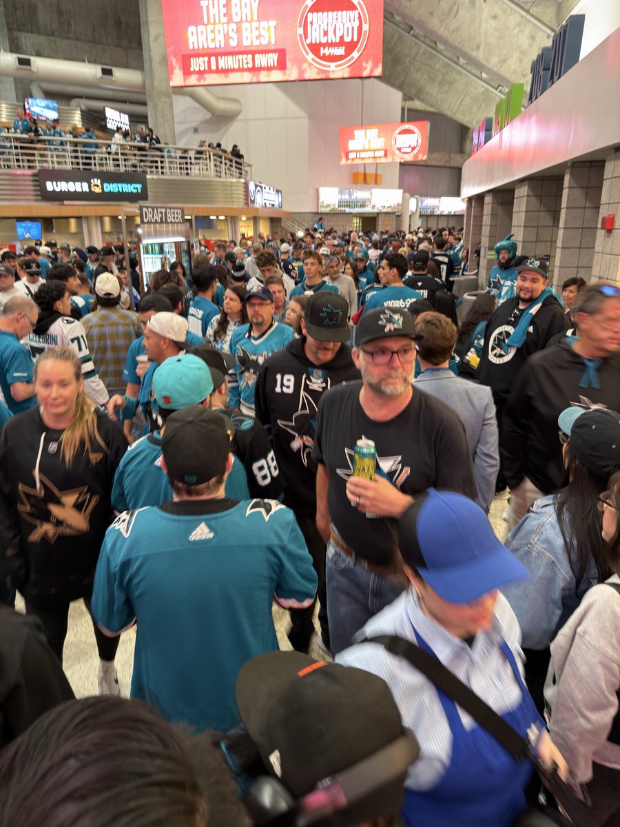 ABoyAndHisTeam's tweet photo. safe to say hockey is back in San Jose, haven’t seen the Tank this packed since 2016 https://t.co/3IPlfJ8Ky8