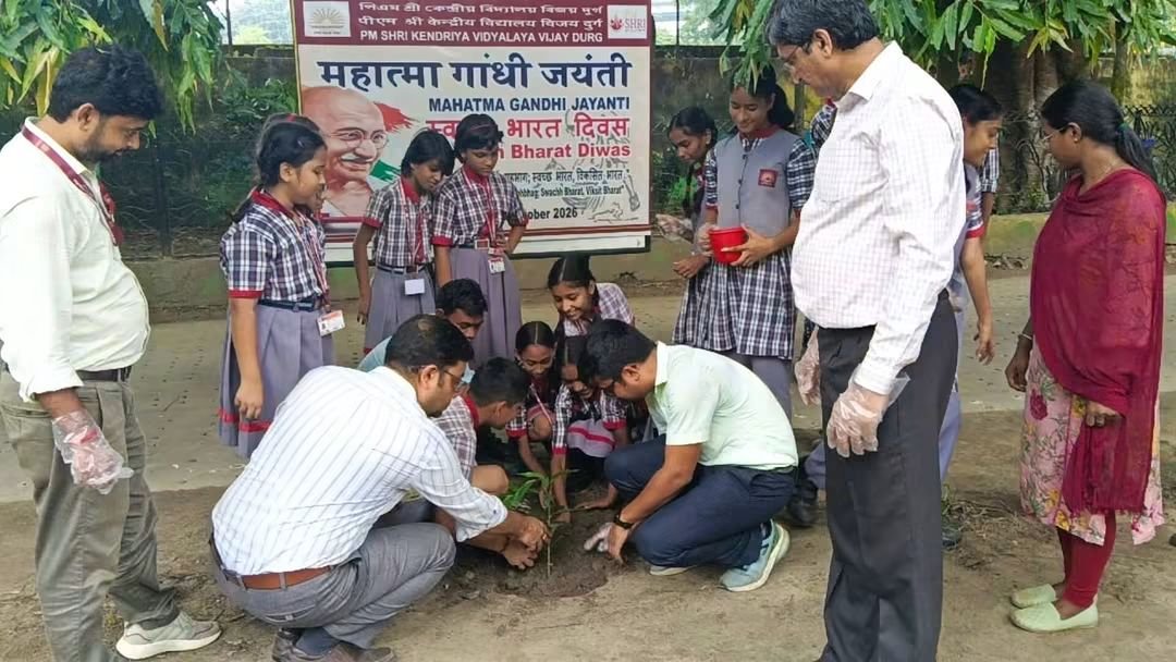 KVFortWilliam's tweet photo. Celebration of Swachh bharat diwas, plantation drive.2/10/26 
@kvsrokolkata 
@KVS_HQ 
@EduMinOfIndia https://t.co/zZFptg0rFQ