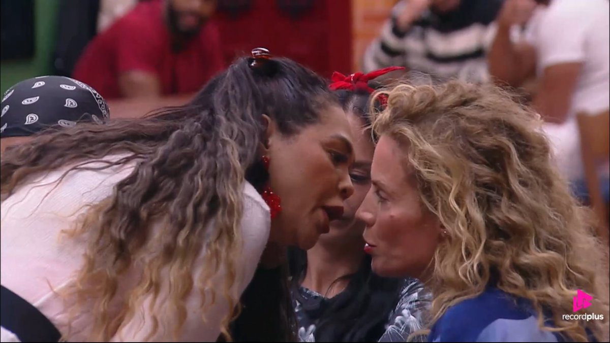 centralreality's tweet photo. 🔥Darlin para Maíra: "Quando você tava falando de mim lá, eu mandei você tomar no cu, tá? Só pra você saber!"

Maíra: "Bem típico mesmo. Bem seu padrão!" #AFazenda https://t.co/eQfJTbtbOd