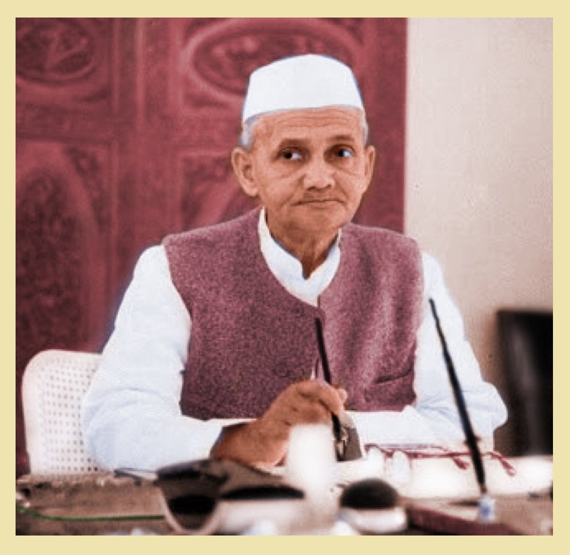 SanjayJhaBihar's tweet photo. 'जय जवान, जय किसान' के अमर उद्घोष से देश में स्वाभिमान और आत्मनिर्भरता की नई अलख जगाने वाले, भारत के दूसरे प्रधानमंत्री, 'भारत रत्न' लाल बहादुर शास्त्री जी की जयंती पर उन्हें शत्-शत् नमन।

शास्त्री जी की सादगी, शुचिता, नैतिक मूल्य, नेतृत्व क्षमता और राष्ट्र हित में लिए गए उनके फैसले सदैव प्रेरणापुंज बने रहेंगे। उन्होंने संकट के समय में जिस दृढ़ संकल्प से देश का मार्गदर्शन किया, वह भारतीय राजनीति के इतिहास में अनुकरणीय है।

#LalBahadurShastri #JaiJawanJaiKisan